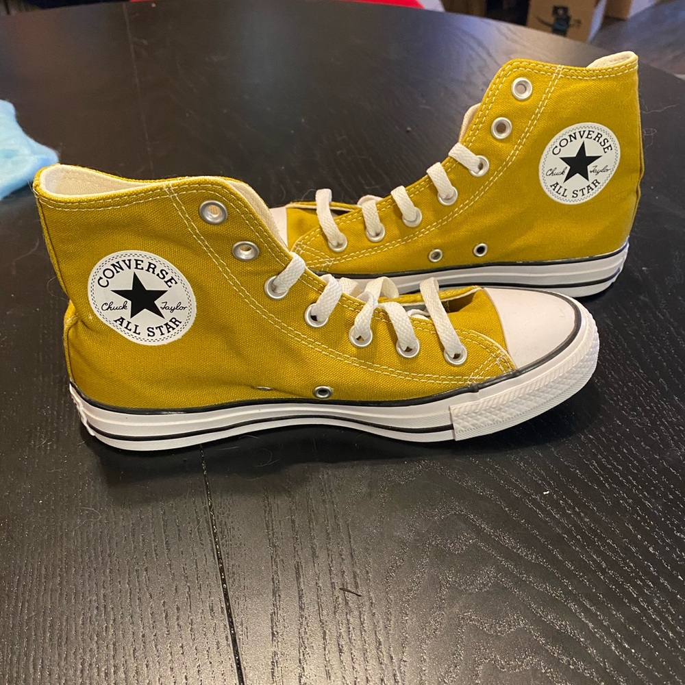 Converse Chuck Taylor High Top- size 7
